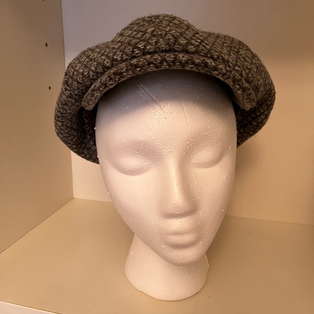 Stylish Gamble & Gunn Newsboy Cap British Made Harris Tweed in Stone Grey